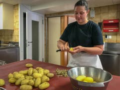 ...dann die Kartoffeln für den Herdöpfelsalat. (Bild: Stephanie Martina)