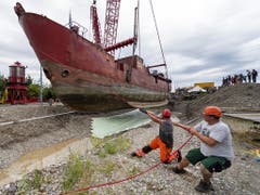 Bei den letzten Zentimetern vor der Anlandung des Leuchtfeuerschiffs «Gannet» war Millimeterarbeit und Muskelkraft gefragt. (Bild: KEYSTONE/GEORGIOS KEFALAS)