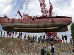 Das 600 Tonnen schwere Leuchtfeuerschiff «Gannet» über den Köpfen der Schaulustigen. (Bild: KEYSTONE/GEORGIOS KEFALAS)