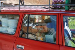 Das Auto ist bis unter die Decke mit Lebensmitteln gefüllt. (Bild: Raphael Rohner)