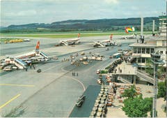 Spektakel für Schaulustige: der Flughafen Zürich auf einer Postkarte von 1965.