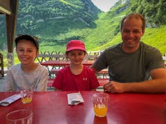 Ramon, Leana und Matthias Koller kehren auf ihrer Wanderung in der Bollenwees ein. (Bild: Stephanie Martina)