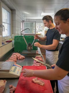 Auch die Schnitzel werden vorbereitet. (Bild: Stephanie Martina)