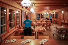Bevor die Angestellten Feierabend machen, bereiten sie noch die Tische für das Frühstück vor. (Bild: Raphael Rohner)