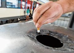 Nicht nur am Bahnhof: Kippen gehören immer in Aschenbecher. (Bild: Donato Caspari)
