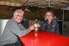 Schlummertrunk: Walti Ritzmann und Rita Heeb stossen an. (Bild: Raphael Rohner)