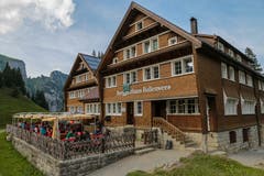 Bald wird die Terrasse bis auf den letzten Platz gefüllt sein. (Bild: Raphael Rohner)