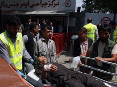 Bei der Explosion einer Autobombe sind in Kabul nach Angaben der afghanischen Regierung mindestens 14 Menschen getötet und 145 weitere verletzt worden. Die Bombe sei im morgendlichen Berufsverkehr vor einer Polizeiwache gezündet worden. (Bild: Keystone/EPA/JAWAD JALALI)