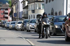 Langer Stau auf der Stansstaderstrasse am ersten Tag des Einbahn-Versuchs-Betriebs in Stans. Die Aufnahme entstand während des Feierabendeverkehrs um etwa 17.15 Uhr. (Bild: Matthias Piazza, Stans, 8. August 2019)