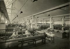 Die Viscosuisse AG stellte in Emmenbrücke Kunstgarn her. Die Firma und ihre Angestellten haben im 20. Jahrhundert die Gemeinde Emmen stark geprägt. Im Bild sieht man Fabrikarbeiterinnen um 1930. (Bilder: PD/Archiv Stiftung Viscosuisse)