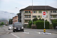 Am Donnerstag, 8. August 2019, startete in Stans ein einjähriger Versuchsbetrieb für ein Einbahnverkehr. Autos fahren auf der Robert-Durrer-Strasse in Richtung Bahnhof (Bild, aufgenommen 7.09 Uhr) und auf der Stansstaderstrasse dorfauswärts in Richtung Karli-Kreisel. (Bild: Matthias Piazza, Stans, 8. August 2019)