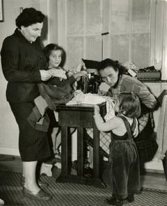 Auch Nothilfe und Fürsorge fielen in den Bereich der Stiftung Viscosuisse. Hier besucht eine Betriebsfürsorgerin eine Viscosefamilie im Jahr 1956.
