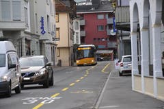 Am Donnerstag, 8. August 2019, startete in Stans ein einjähriger Versuchsbetrieb für ein Einbahnverkehr. Autos fahren auf der Robert-Durrer-Strasse in Richtung Bahnhof und auf der Stansstaderstrasse dorfauswärts in Richtung Karli-Kreisel (Bild, 7.27 Uhr). (Bild: Matthias Piazza, Stans, 8. August 2019)