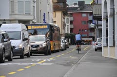 Am Donnerstag, 8. August 2019, startete in Stans ein einjähriger Versuchsbetrieb für ein Einbahnverkehr. Autos fahren auf der Robert-Durrer-Strasse in Richtung Bahnhof und auf der Stansstaderstrasse dorfauswärts in Richtung Karli-Kreisel (Bild, 7.28 Uhr). (Bild: Matthias Piazza, Stans, 8. August 2019)