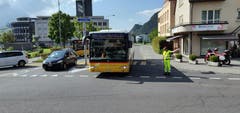 Dieses Postauto hat rückwärts gewendet und fährt nun wieder Richtung Buochs davon, ohne den Bahnhof anzufahren.. (Bild Markus von Rotz)