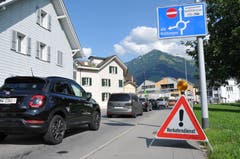 Bis zum Allweg in Ennetmoos staute sich der Verkehr am ersten Tag des Einbahn-Versuchs-Betriebes auf der Ennetmooserstrasse in Stans zurück. Die Aufnahme entstand während des Feierabendverkehrs um etwa 17 Uhr vor dem Karli-Kreisel in Stans. (Bild: Matthias Piazza, Stans, 8. August 2019)