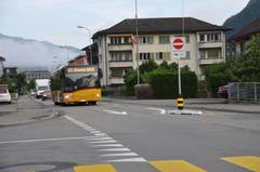 Am Donnerstag, 8. August 2019, startete in Stans ein einjähriger Versuchsbetrieb für ein Einbahnverkehr. Autos fahren auf der Robert-Durrer-Strasse in Richtung Bahnhof (Bild, aufgenommen 7.08 Uhr) und auf der Stansstaderstrasse dorfauswärts in Richtung Karli-Kreisel. (Bild: Matthias Piazza, Stans, 8. August 2019)