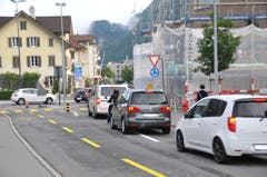 Am Donnerstag, 8. August 2019, startete in Stans ein einjähriger Versuchsbetrieb für ein Einbahnverkehr. Autos fahren auf der Robert-Durrer-Strasse in Richtung Bahnhof und auf der Stansstaderstrasse dorfauswärts in Richtung Karli-Kreisel (Bild, 7.15 Uhr). (Bild: Matthias Piazza, Stans, 8. August 2019)