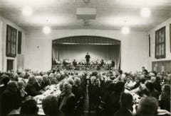 Noch heute erfreuen sich die Veteranenfeiern – hier 1971 mit einem Konzert der Betriebsmusik – grosser Beliebtheit.