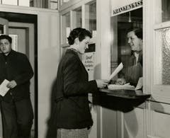 Die Viscosuisse war in Sachen Sozialleistungen vorbildlich. So gab es eine Betriebskrankenkasse (im Bild der Schalter 1956). 1919 wurde eine Stiftung gegründet, die unter anderem für die Altersvorsorge zuständig war.
