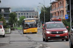 Am Donnerstag, 8. August 2019, startete in Stans ein einjähriger Versuchsbetrieb für ein Einbahnverkehr. Autos fahren auf der Robert-Durrer-Strasse in Richtung Bahnhof (Bild, aufgenommen 7.08 Uhr) und auf der Stansstaderstrasse dorfauswärts in Richtung Karli-Kreisel. (Bild: Matthias Piazza, Stans, 8. August 2019)