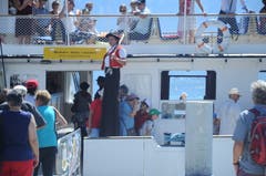 Hannes vo Wald verabschiedet die Besucher, die mit dem Schiff ablegen. (Bild: Astrid Zysset)