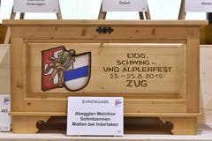 Auch zahlreiche Möbel finden sich im Gabentempel. (Bild: KEYSTONE/Walter Bieri)