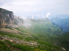 Für kurze Zeit lichtet sich der Nebel und gibt den Blick frei auf die Oberalp. (Bild: Simona Danioth, Bannalper Schonegg - Isenthal, 6. August 2019)