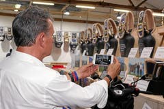 Die Besucher bestaunen, was es für die Schwinger alles zu gewinnen gibt. (Bild: Swiss-Image, Zug, 9. August 2019)