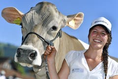 Yasmin strahlt mit Rind Bombay, dem 2. Preis beim Eidgenössischen Schwing- und Älplerfest. (Bild: KEYSTONE/Walter Bieri)