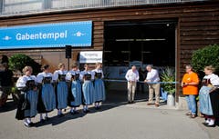 OK-Präsident Heinz Tännler und Gabenchef Kurt Häfliger durchschneiden das Band. (Bild: Stefan Kaiser, Zug, 09. August 2019)