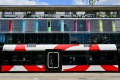 Farbenfrohes Bahnfahren und Wohnen am Bahnhof Frauenfeld. (Bild: Klaus Stadler)