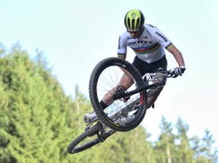 Nino Schurter demonstriert im Short-Track-Rennen seine Flugkünste (Bild: KEYSTONE/GIAN EHRENZELLER)