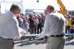 OK Präsident Heinz Tännler und Gabenchef Kurt Häfliger durchschneiden das Band. (Bild: Swiss-Image, Zug, 9. August 2019)