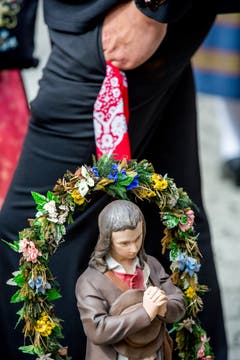 Eine betende Figur.