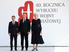 In Warschau hat am Sonntagmittag die zentrale Gedenkfeier zum Beginn des Zweiten Weltkriegs vor 80 Jahren stattgefunden. Polens Präsident Andrzej Duda (Mitte) und seine Frau Agata Kornhauser-Duda (rechts) begrüssten auch den ukrainischen Präsidenten Volodymyr Zelensky (links). (Bild: KEYSTONE/EPA PAP/LESZEK SZYMANSKI)