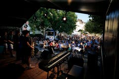 Die Jazz Night Zug stellte mehrere Bühnen in der Altstadt und dem Landsgemeindeplatz. (Bild: Stefan Kaiser, 30. August 2019)