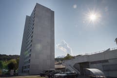 Das Aalto Hochhaus im Schönbühl von aussen. (Bild: Boris Bürgisser, Luzern, 29. August 2019)