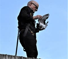 Rochus Lussi liess Tauben fliegen. (Bilder: Romano Cuonz, Stans, 30. August 2019)