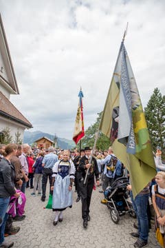 Die Älplergemeinschaft bahnt sich ihren Weg durch die zahlreich erschienenen Zuschauer. (Bilder: André A. Niederberger, Niederrickenbach 1.September 2019)