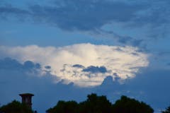 Wolkenbild über den Dächern von Romanshorn. (Bild: Hansjürg Oesch)