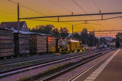 Bauarbeiten am Bahnhof Ebnat-Kappel am Abend. (Bild: Renato Maciariello)