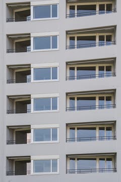 Das Aalto Hochhaus im Schönbühl von aussen. (Bild: Boris Bürgisser, Luzern, 29. August 2019)