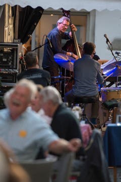 Theiler Flisch Renold spielt auf dem Fischmarkt. (Bild: Maria Schmid, 29. August 2019)