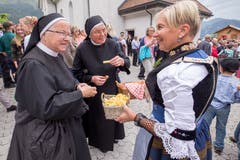 Auch die Klosterfrauen von Niederrickenbach liessen es sich nicht nehmen, die farbenfrohe Älplerchilbi zu besuchen.