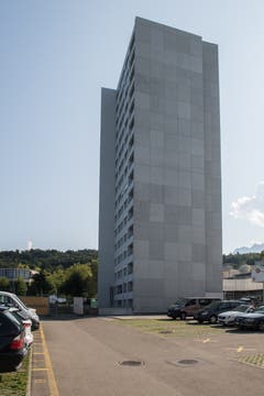 Das Aalto Hochhaus im Schönbühl von aussen. (Bild: Boris Bürgisser, Luzern, 29. August 2019)