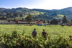 Warten auf die Heissluftballone in Ebnat-Kappel. (Bild: Renato Maciariello)