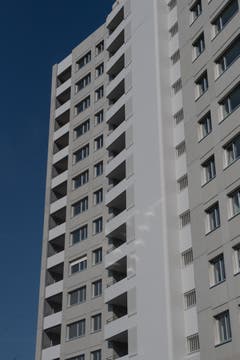 Das Aalto Hochhaus im Schönbühl von aussen. (Bild: Boris Bürgisser, Luzern, 29. August 2019)
