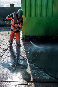 Das Fachpersonal arbeitet mit Hochdruck auf der Plattform. (Bild: Nadia Schärli, Luzern, 9. September 2019)