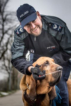 Quartierpolizist Christian Gisler und seine Personenspürhündin Lyonnesse (Bild: Michel Canonica, 6. Dezember 2017)